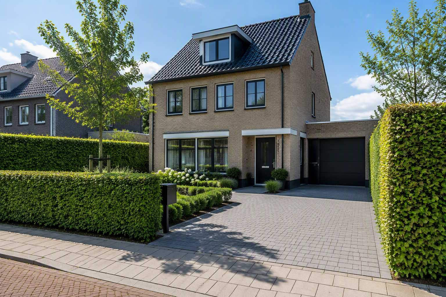 Moderne nieuwbouwwoning met oprit en beukenhaag voor extra privacy